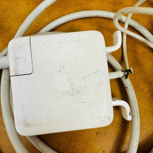 Apple LR56612 AC 100-240V Level 3 LPS Portable Power Adapter for MacBook Pro - Picture 2 of 4